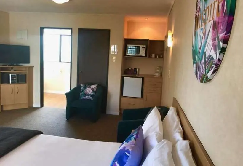 スタンダードスタジオ, Hacienda Motor Lodge
