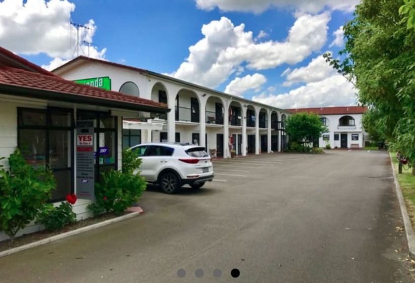 استودیوی استاندارد, Hacienda Motor Lodge