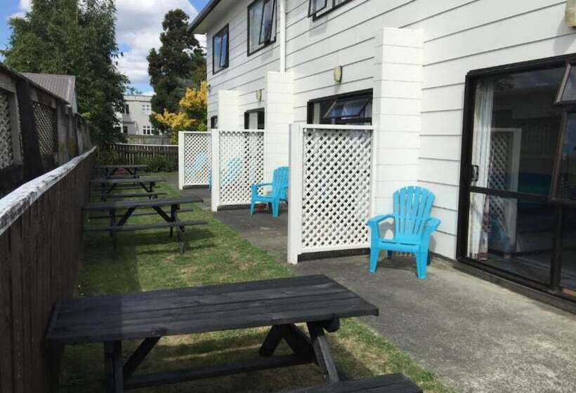 آپارتمان 2 خوابه, Hacienda Motor Lodge