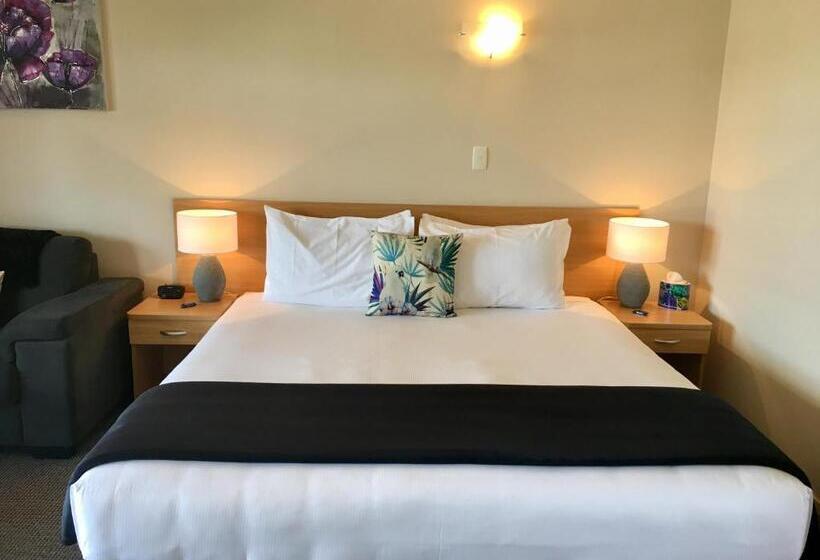 استودیوی استاندارد, Hacienda Motor Lodge