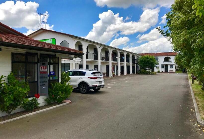 استودیوی استاندارد, Hacienda Motor Lodge