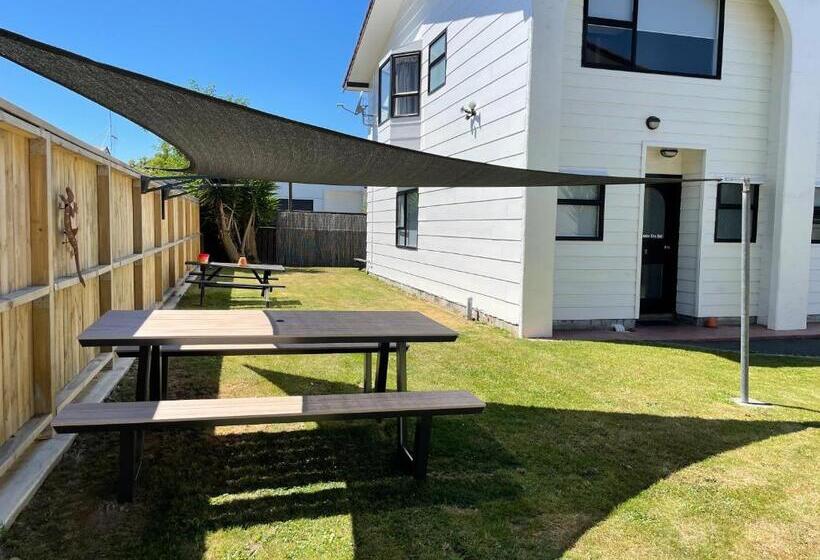 آپارتمان 2 خوابه, Hacienda Motor Lodge