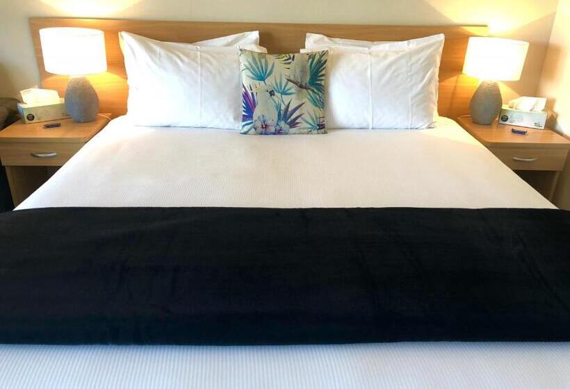 استودیوی استاندارد, Hacienda Motor Lodge