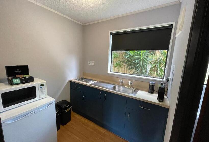 استودیوی استاندارد, Hacienda Motor Lodge