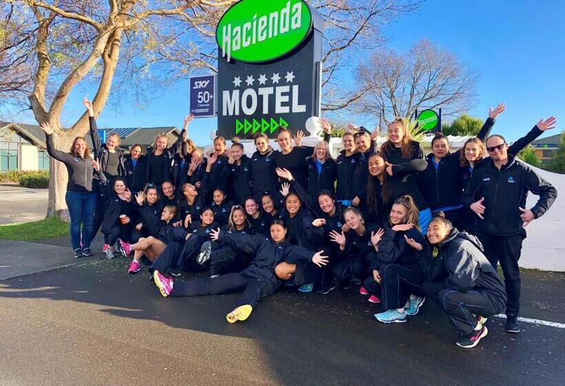 آپارتمان 3 خوابه, Hacienda Motor Lodge