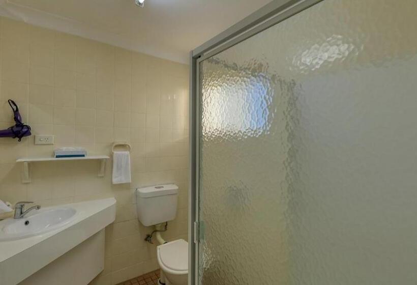 패밀리 룸, Gunsynd Motor Inn