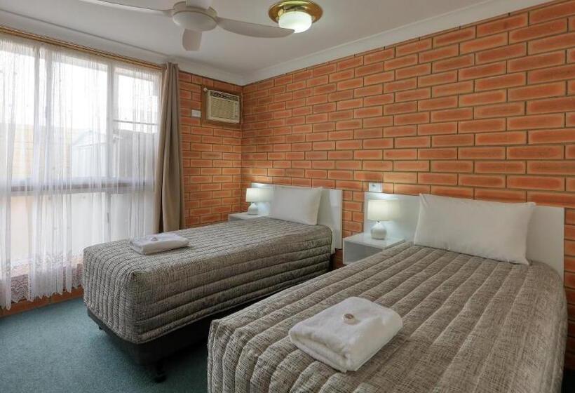 패밀리 룸, Gunsynd Motor Inn