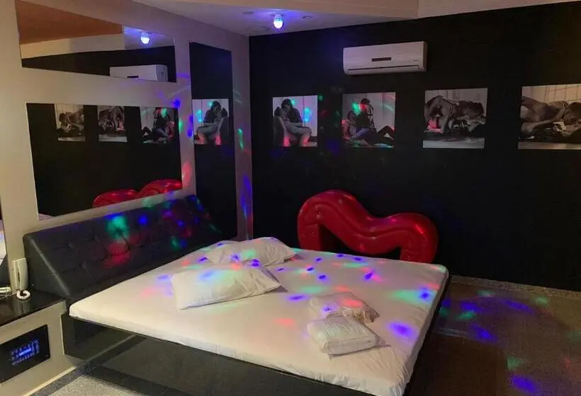 استودیوی لوکس, Ibiza Golden Motel