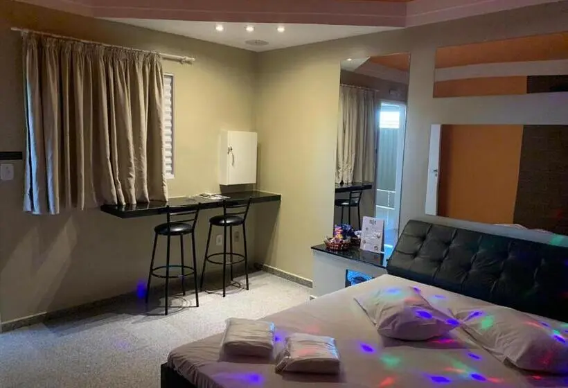 استودیوی لوکس, Ibiza Golden Motel