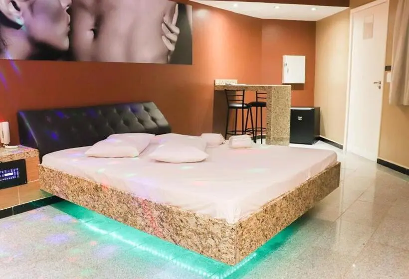 استودیوی سوپریور, Ibiza Golden Motel