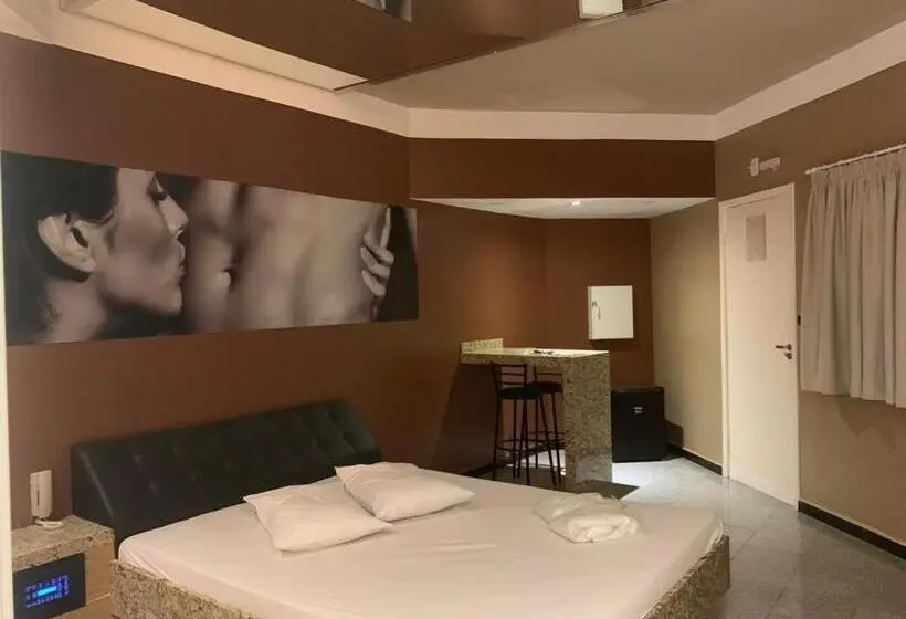 استودیوی سوپریور, Ibiza Golden Motel