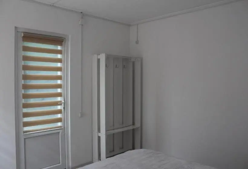 اتاق استاندارد با سرویس بهداشتی مشترک, Park Hostel Osh
