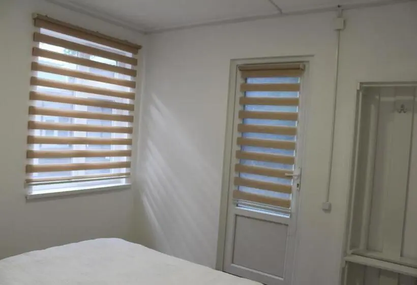 اتاق استاندارد با سرویس بهداشتی مشترک, Park Hostel Osh