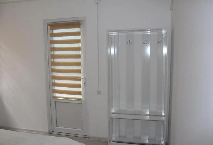 اتاق استاندارد با سرویس بهداشتی مشترک, Park Hostel Osh
