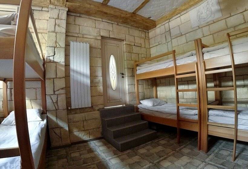 تختخواب در اتاق مشترک, Retro Hostel & Tours