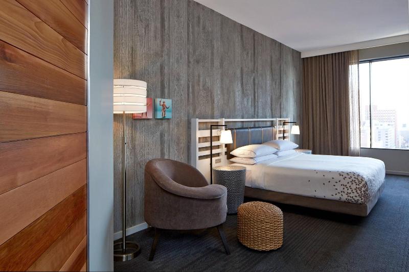 غرفة عائلية, Admiral Lugano