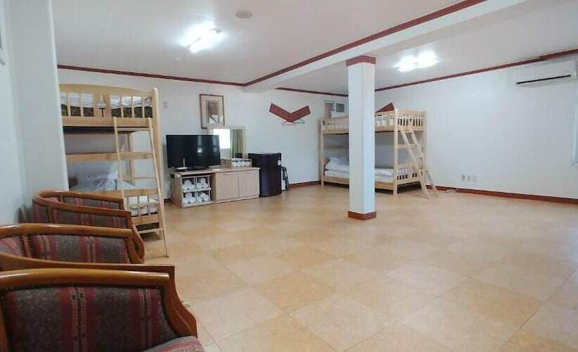 חדר משפחתי, The Red House