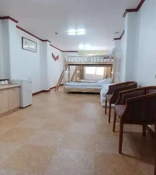اتاق سوپریور خانوادگی, The Red House
