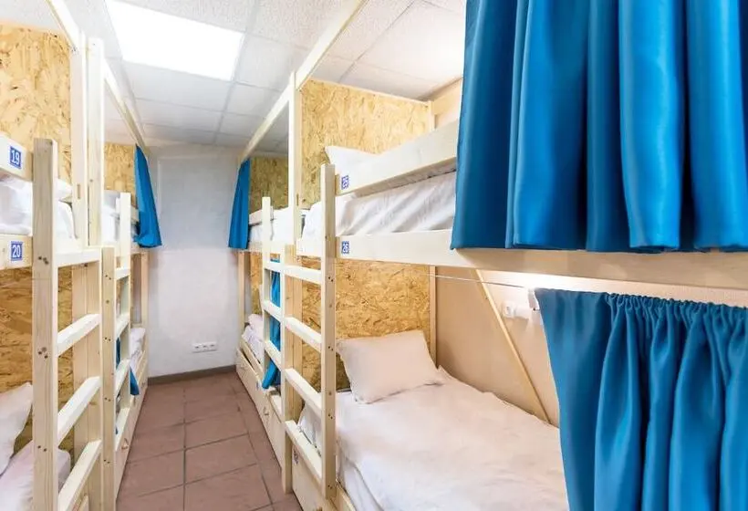 ルームシェアのワンベッド, Hostel Feel Good