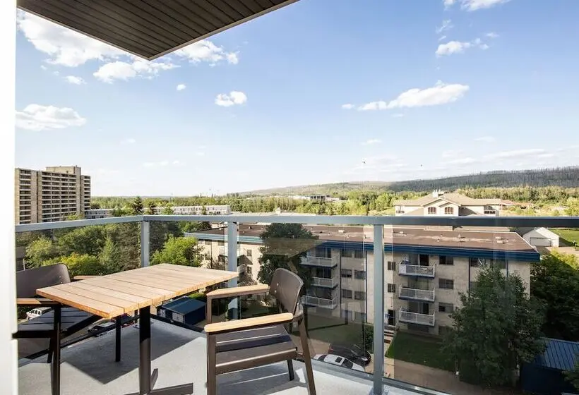 اتاق لوکس با بالکن, Pomeroy Hotel Fort Mcmurray