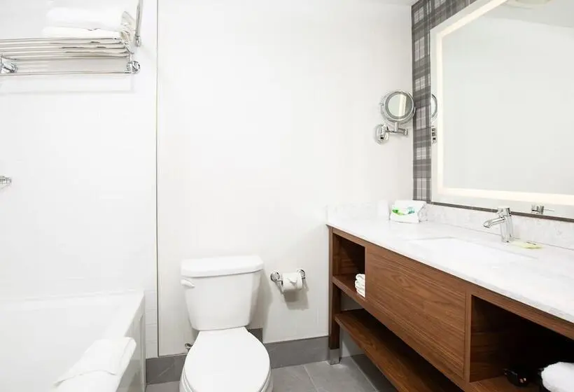 اتاق لوکس با بالکن, Pomeroy Hotel Fort Mcmurray