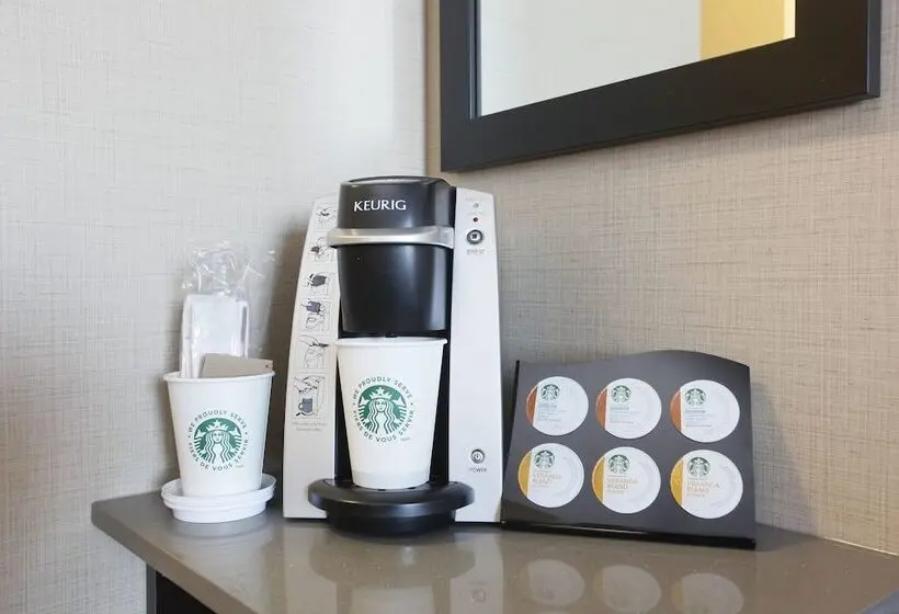 اتاق لوکس با بالکن, Pomeroy Hotel Fort Mcmurray