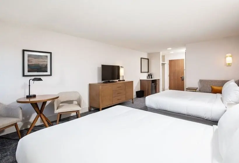 اتاق لوکس با بالکن, Pomeroy Hotel Fort Mcmurray