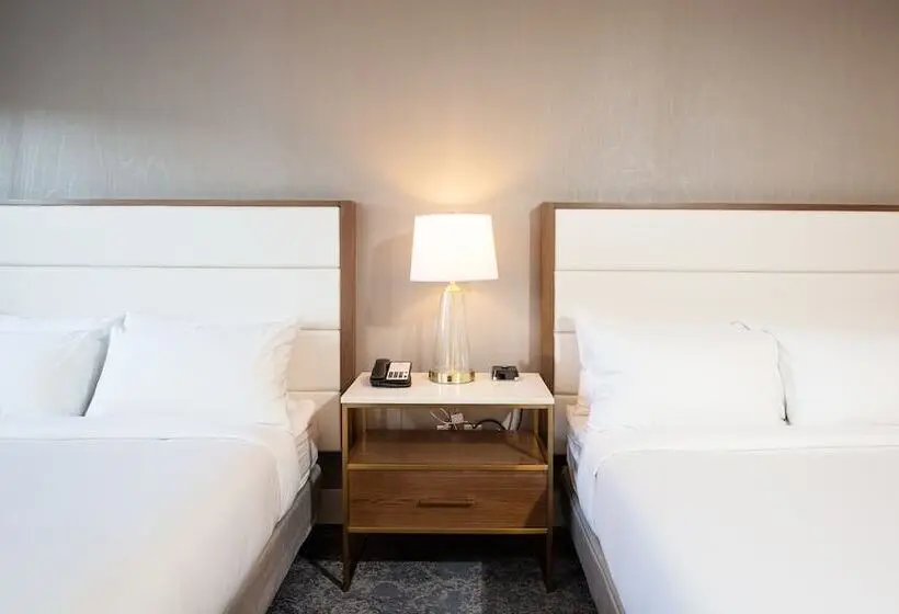اتاق لوکس با بالکن, Pomeroy Hotel Fort Mcmurray