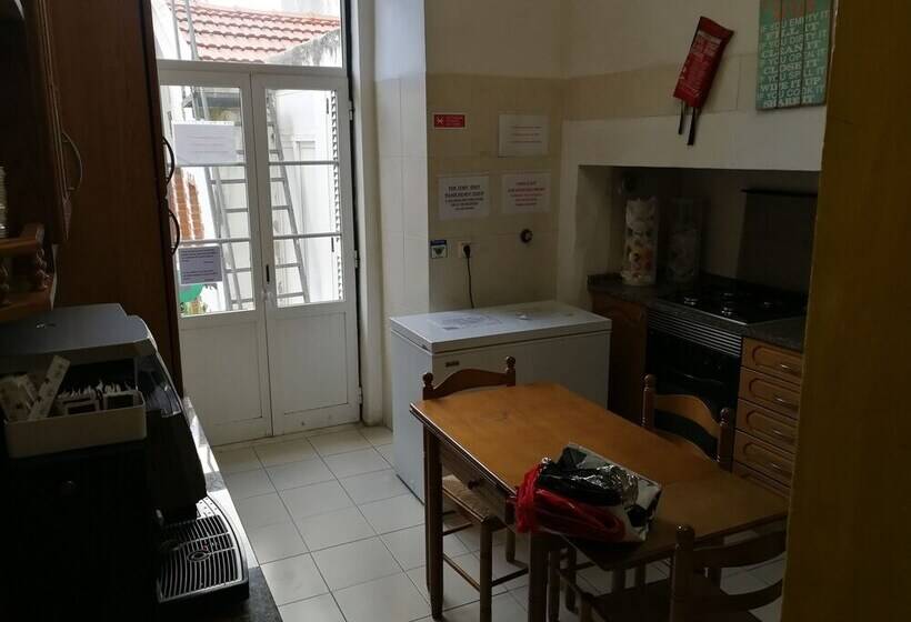 اتاق استاندارد با سرویس بهداشتی مشترک, Mana Guest House