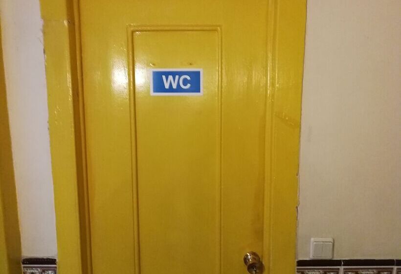 اتاق استاندارد با سرویس بهداشتی مشترک, Mana Guest House