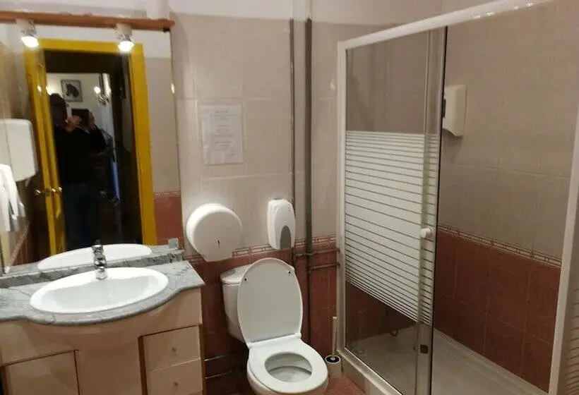 اتاق استاندارد با سرویس بهداشتی مشترک, Mana Guest House
