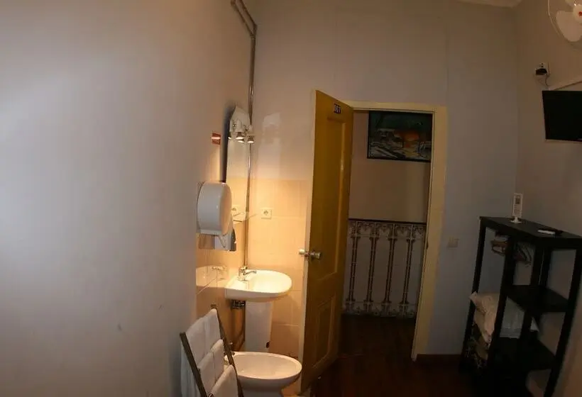 اتاق استاندارد با سرویس بهداشتی مشترک, Mana Guest House