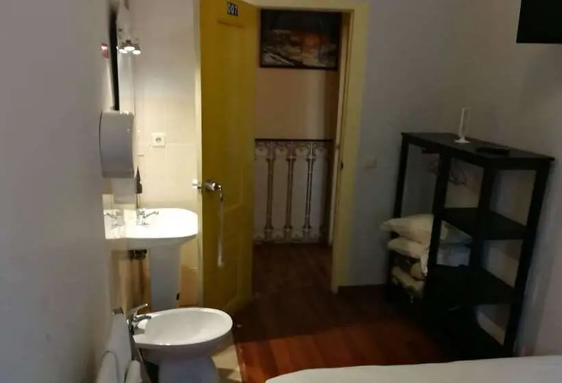 اتاق استاندارد با سرویس بهداشتی مشترک, Mana Guest House