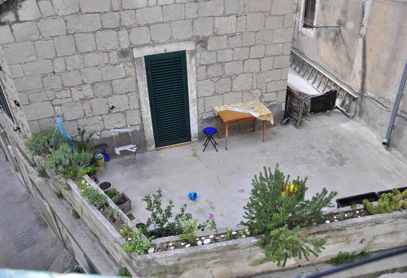 Standard-studio, Villa Stagnja