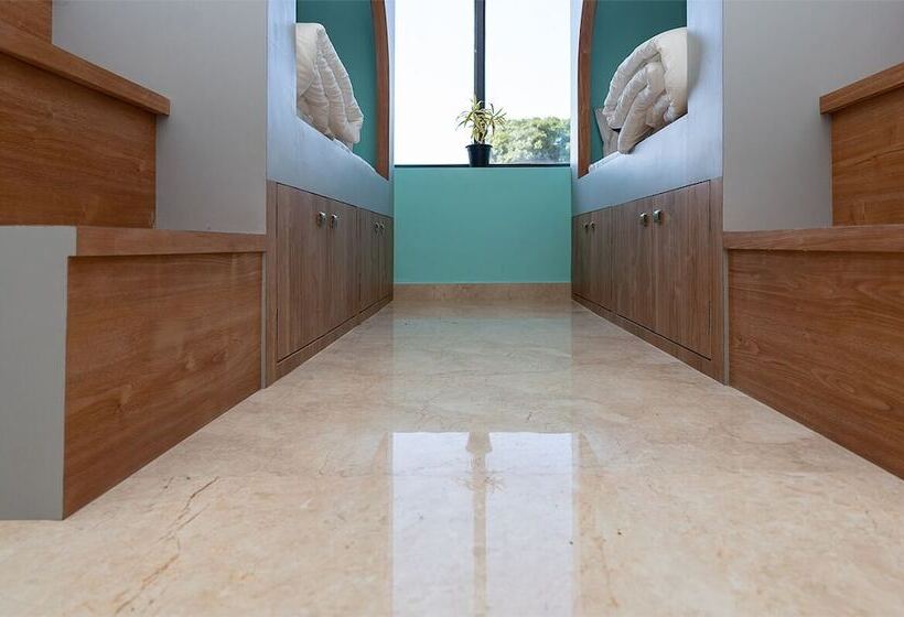 Säng i Delat Rum, Hide In Pushkar