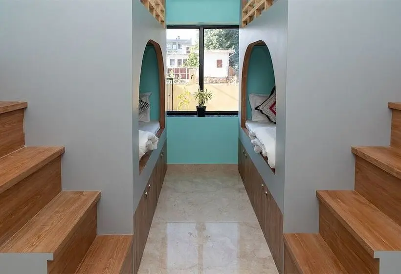 Vuode Makuusalissa, Hide In Pushkar