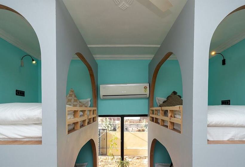Säng i Delat Rum, Hide In Pushkar