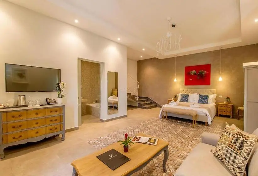 اتاق لوکس با وان آب گرم, Viewpoint Boutique Living