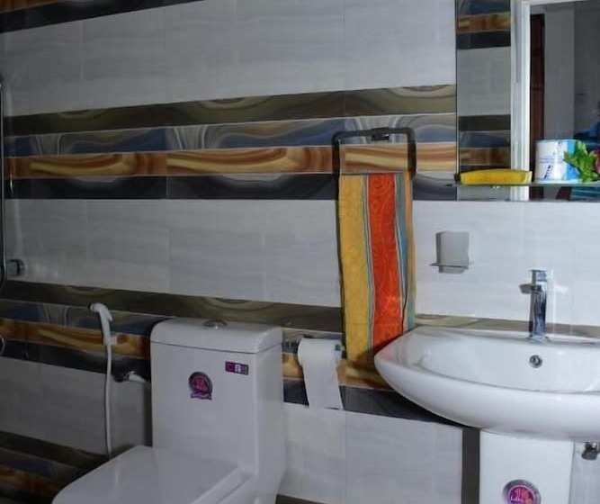 اتاق استاندارد سه تخته با بالکن, Lilly Guest Inn