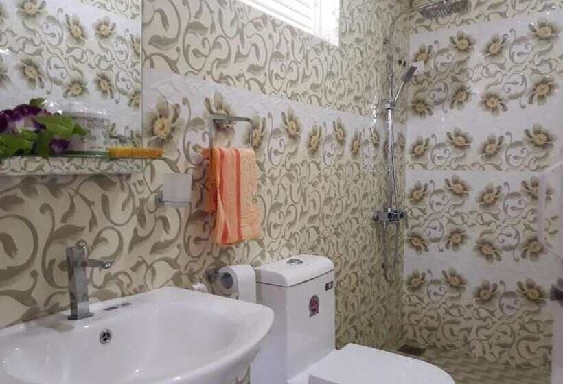 اتاق لوکس با بالکن, Lilly Guest Inn