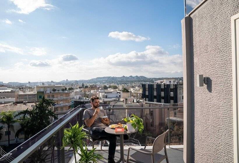 컴포트 스위트, Chroma Fashions & Apartments