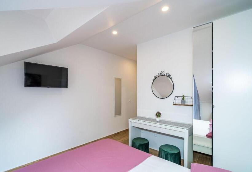 高级房间侧面带海景, Apartment & Rooms Papa