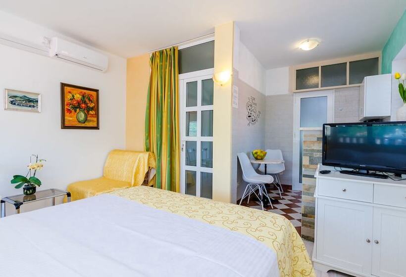 סטודיו סטנדרטי עם נוף לים ומרפסת, Guest House Avdic
