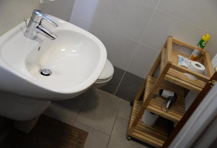 اتاق استاندارد با سرویس بهداشتی مشترک, B&b Trento   Only Self Check In