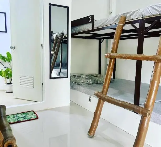 ルームシェアのワンベッド, Babu Backpackers Inn