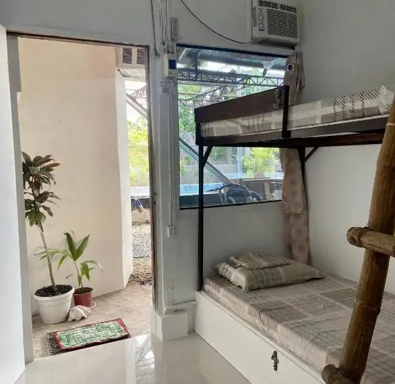 ルームシェアのワンベッド, Babu Backpackers Inn