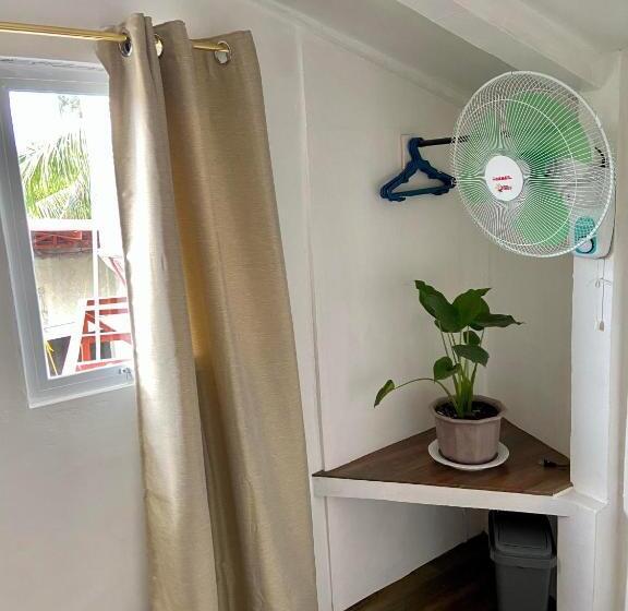 חדר סטנדרט לשלושה עם חדר אמבטיה משוף, Babu Backpackers Inn