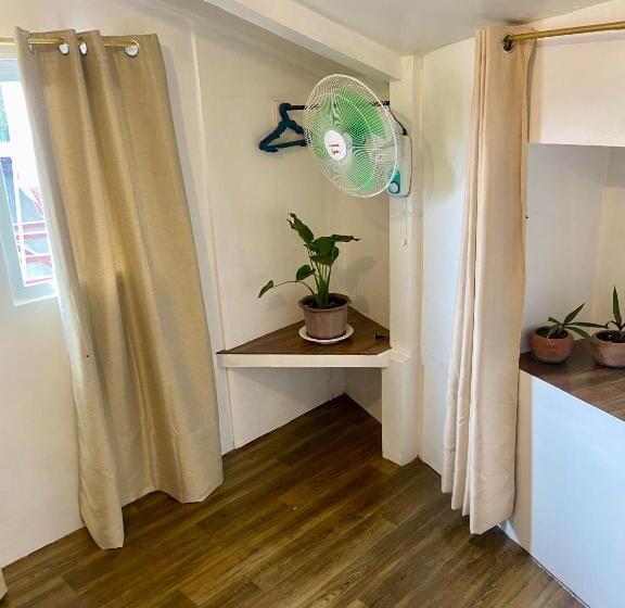 חדר סטנדרט לשלושה עם חדר אמבטיה משוף, Babu Backpackers Inn