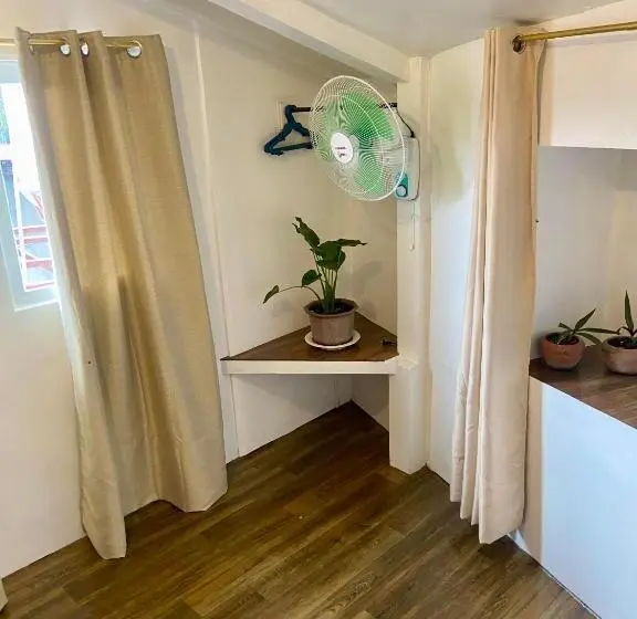 バスルーム共有のトリプルスタンダード, Babu Backpackers Inn