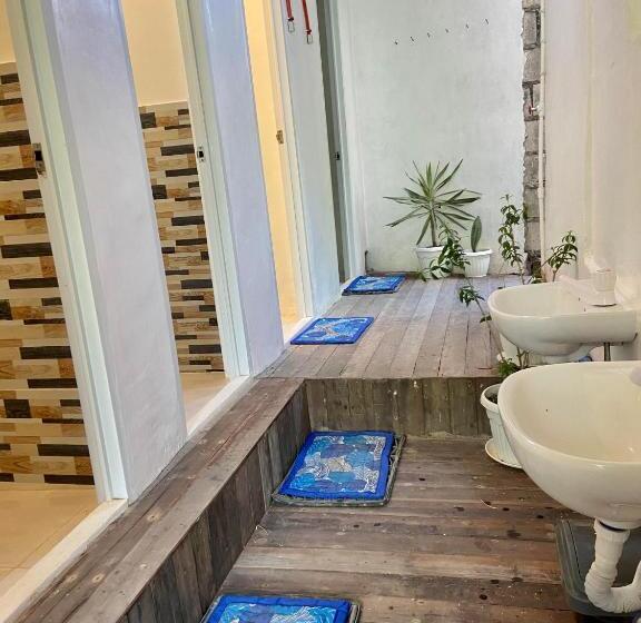 חדר סטנדרט לשלושה עם חדר אמבטיה משוף, Babu Backpackers Inn